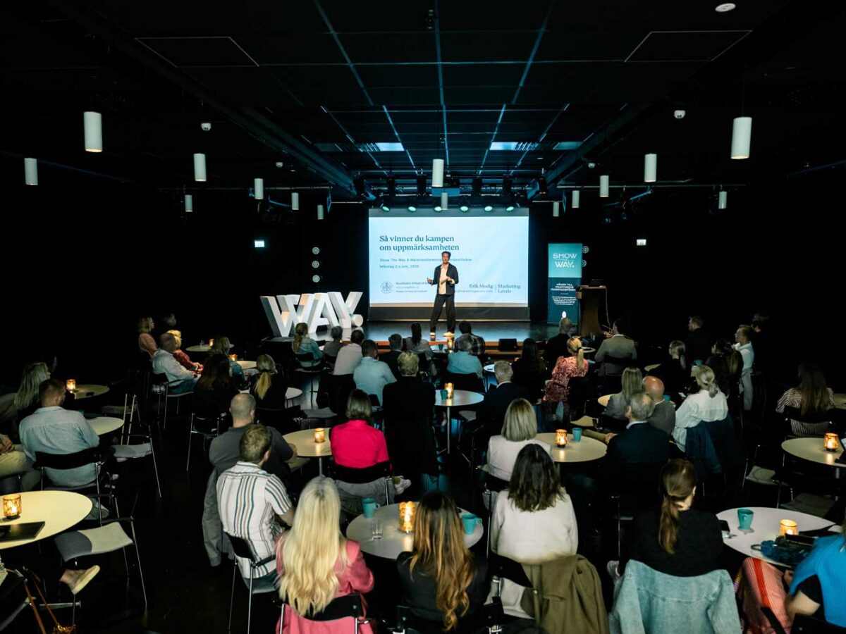 Erik Modig står på scen framför publik i Kristianstad på Show The WAY