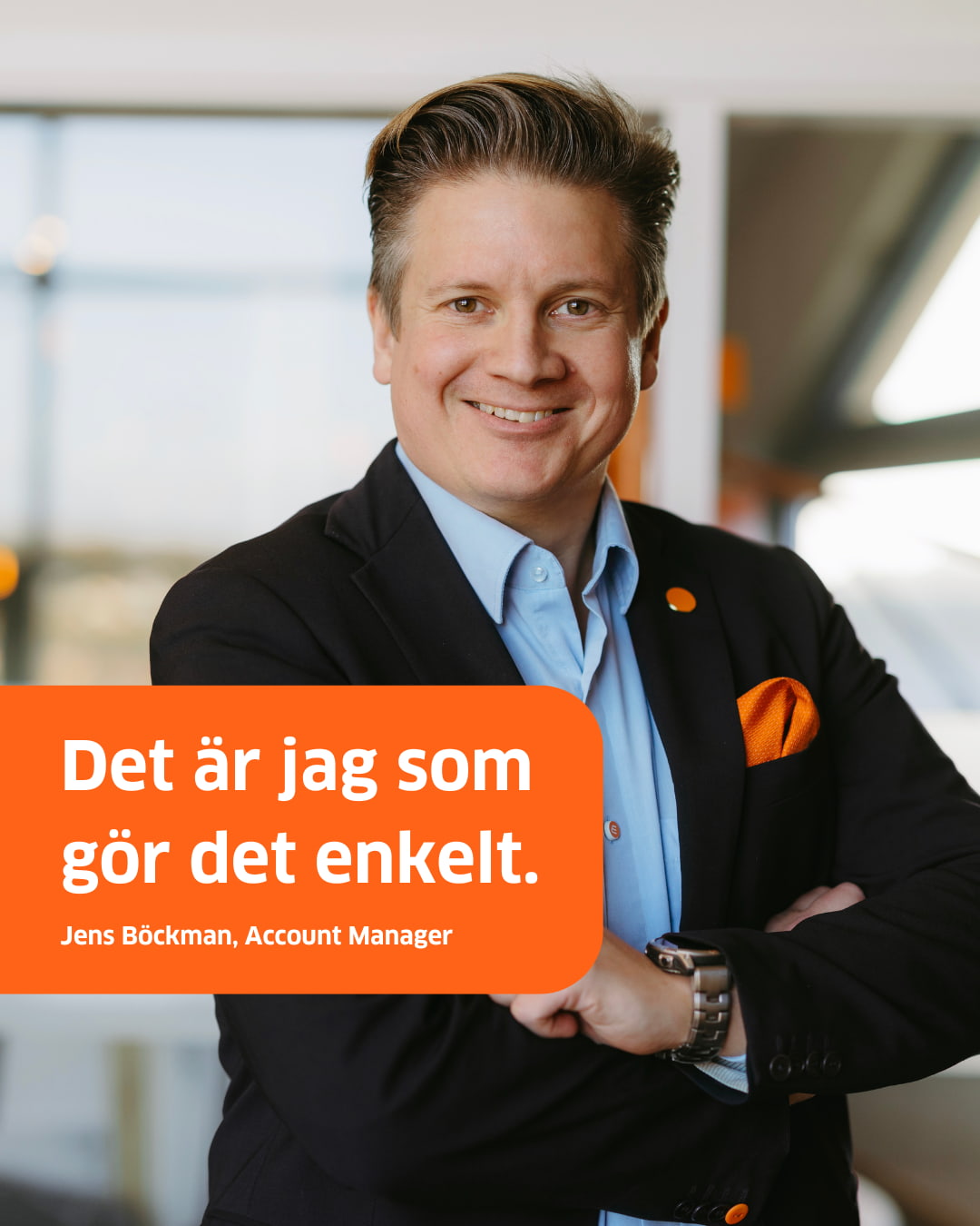 Porträttbild på en anställd hos Enkla elbolaget med textet "Det är jag som gör det enkelt"