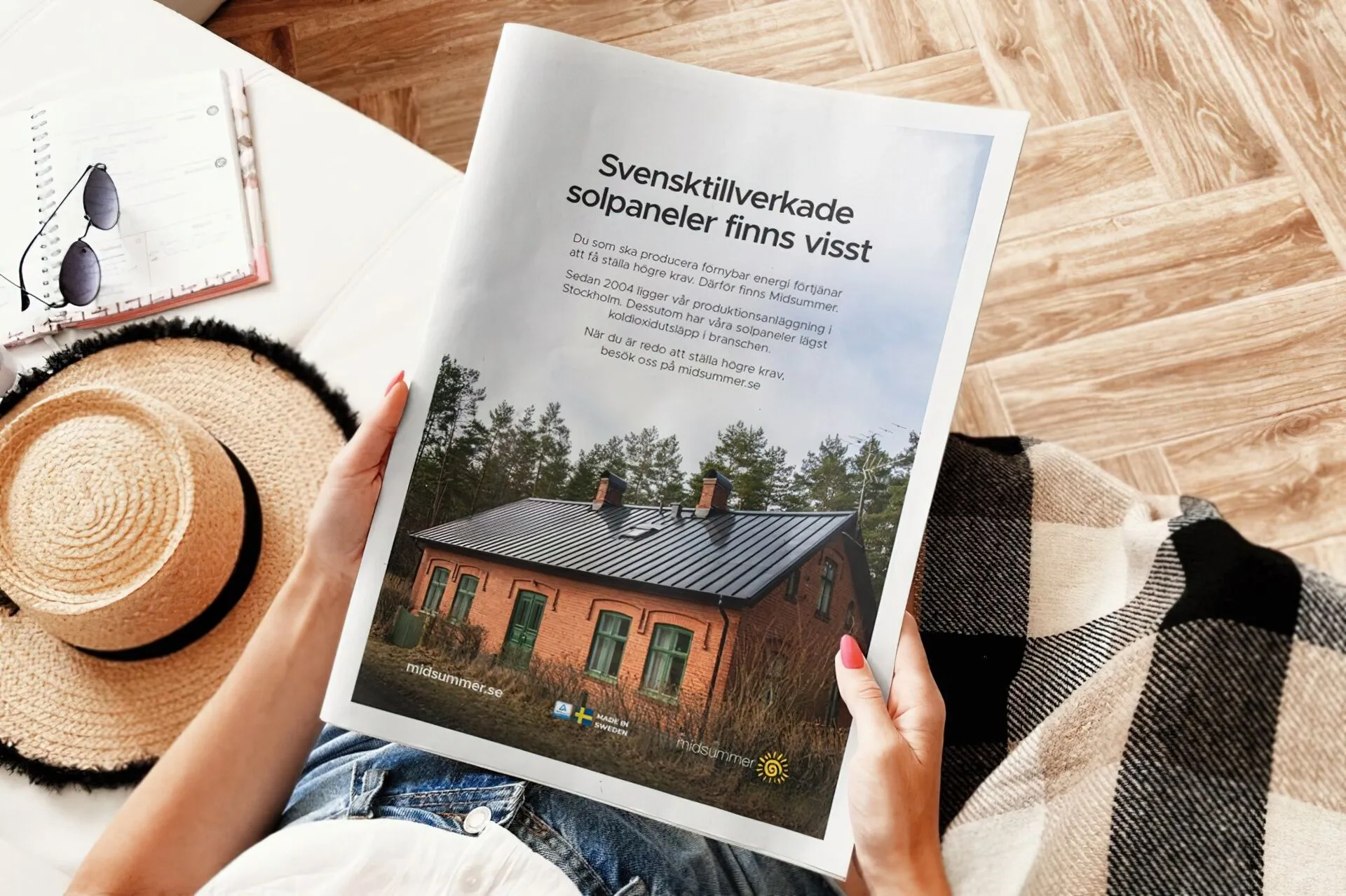 Tidningsannons med rubriktexten "Snesktillverkade solpaneler finns visst". Personen sitter i en soffa hållandes i en tidning med annonsen.