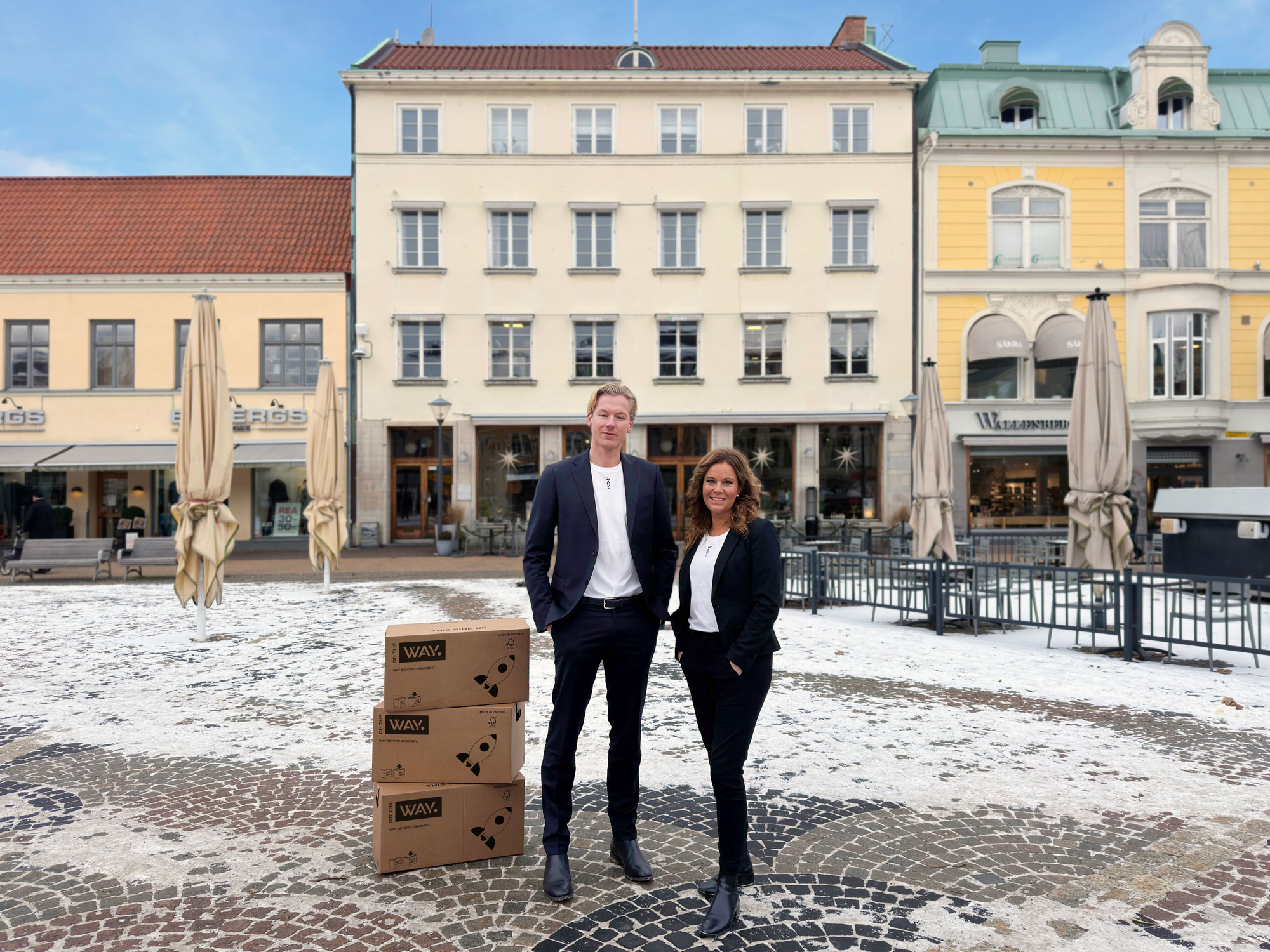 Bild på David och Annette på Lilla torg i Kristianstad utanför det nya kontoret.