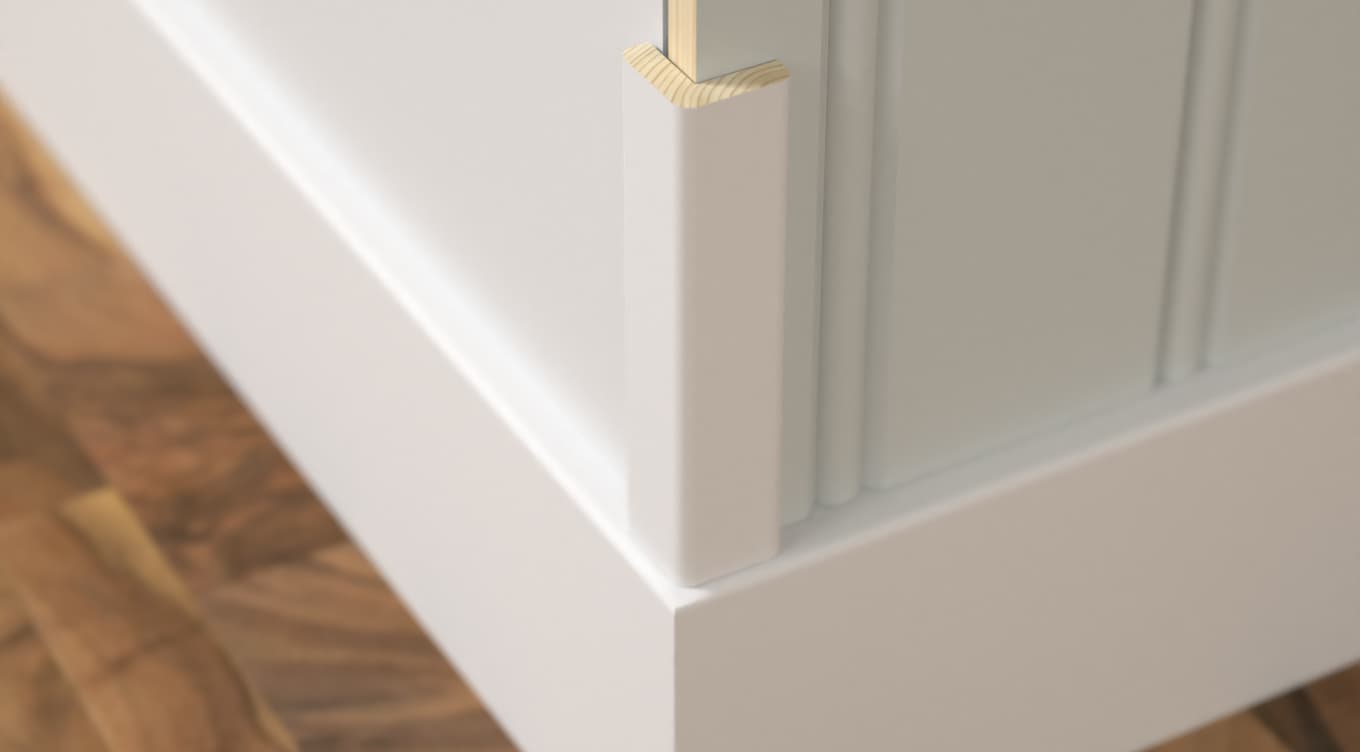Närbild på ett hörn inne i ett hus där man ser hörnlisten
