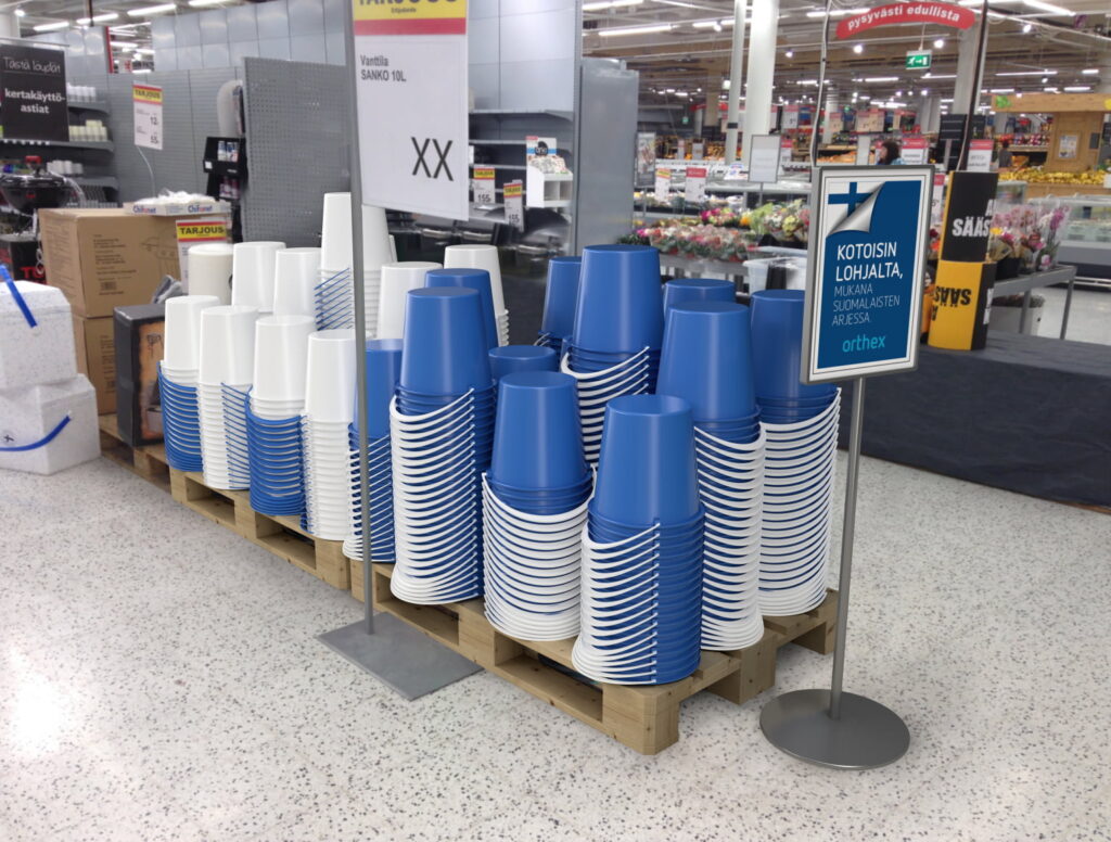 3D visualisering av en pall med hinkar som står staplandes upp och ner